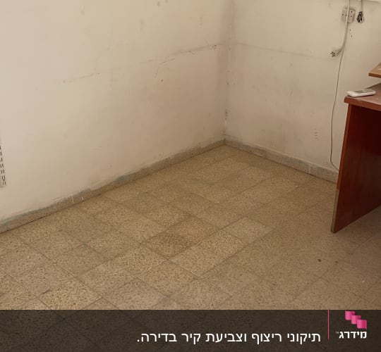 קיר עם חורים, לוח מחורר, רצפה ישנה